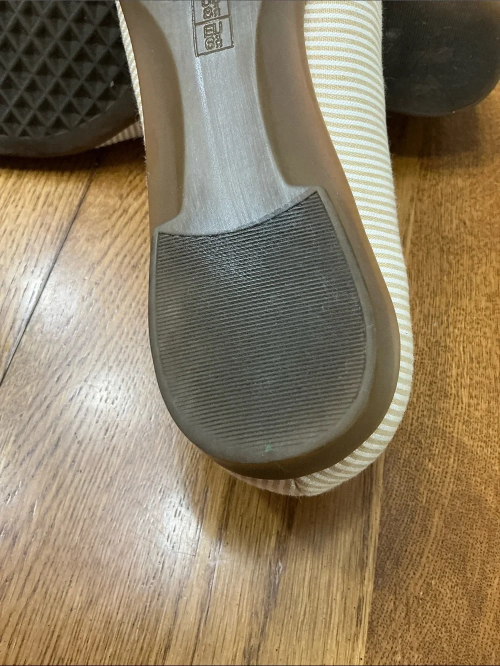 Woman’s AEROSOLES tan/white stripe flat with toe cap. Size 8.5. Bow.